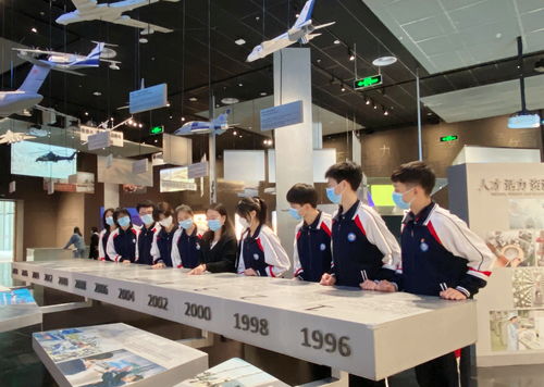 堅(jiān)定文化自信，弘揚(yáng)中華優(yōu)秀傳統(tǒng)文化——珠海理工中職英語(yǔ)課題組師生赴珠海市博物館參觀學(xué)習(xí)